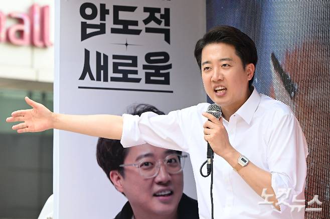 이준석 개혁신당 대선 후보가 29일 오후 경기도 성남시 분당구 판교유스페이스 야외광장에서 시민들에게 지지를 호소하고 있다. 판교=류영주 기자