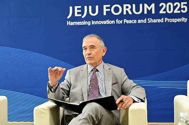 해리 해리스 전 주한미국대사가 30일 제주국제컨벤션센터에서 기자들과 간담회를 가지고 있다. 제주포럼 사무국 제공