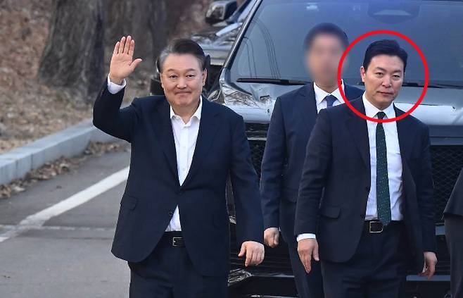 법원의 구속 취소 결정에 검찰이 항고를 포기하면서 석방된 윤석열 대통령이 8일 오후 경기 의왕 서울구치소에서 나와 지지자들에게 인사를 하고 있다. 오른쪽은 김성훈 경호처 차장. 의왕=황진환 기자
