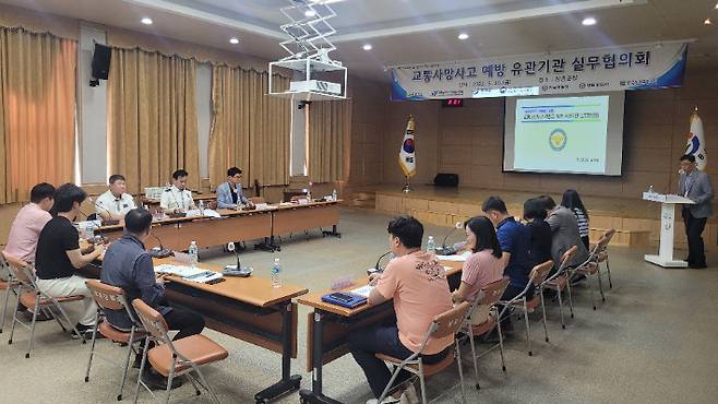 전남경찰청은 장흥군 교통사고 사망 증가에 대한 대책 마련을 위해 교통안전시설 개선 실무협의회를 개최했다. 전남경찰청 제공