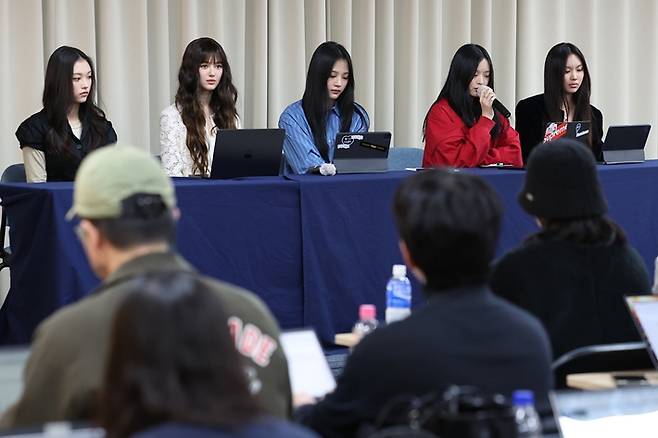지난해 11월 28일 긴급 기자회견을 열어 어도어의 귀책으로 어도어-뉴진스 전속계약이 해지된다고 주장한 그룹 뉴진스. 연합뉴스