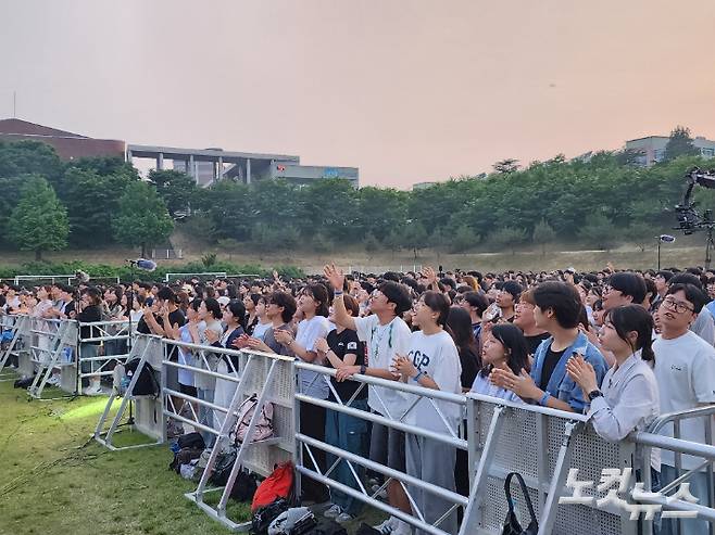 30일 저녁 전주대 대운동장에서 열린 '한밤의 프레이즈 2025' 전주 공연에서 관객들이 찬양을 함께하고 있다. 전북CBS
