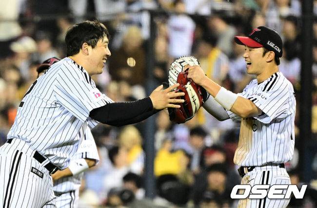 [OSEN=잠실, 지형준 기자] 29일 오후 서울 잠실구장에서 ‘2025 신한 SOL Bank KBO리그’ LG 트윈스와 한화 이글스의 경기가 열렸다.이날 LG는 손주영, 한화는 라이언 와이스를 선발투수로 내세웠다.7회말 2사 1,2루에서 역전 적시타를 날린 LG 김현수가 공격을 마치고 박해민과 기뻐하고 있다. 2025.05.29 /jpnews@osen.co.kr