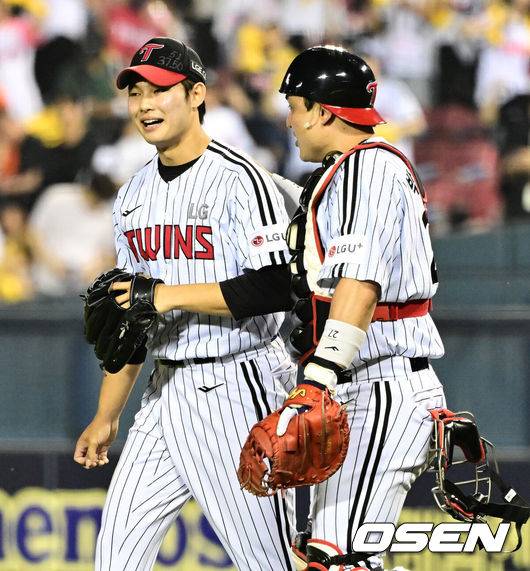 [OSEN=잠실, 지형준 기자] 프로야구 LG 트윈스가&nbsp;한화 이글스와 1~2위 맞대결에서 위닝시리즈에 성공했다.&nbsp;LG는 29일 잠실구장에서 열린 2025 KBO리그 한화와 시즌 8차전 맞대결에서 3-1로 승리했다. 선발투수 손주영이 7이닝 5피안타 1볼넷 6탈삼진 1실점으로 호투하며 시즌 6승째를 기록했다. 신인 김영우가 1이닝 데뷔 첫 세이브를 기록했다. 문보경이 동점 홈런, 김현수가 역전 결승타를 때렸다.&nbsp;한화 선발 와이스는 6이닝 6피안타 1피홈런 1볼넷 6탈삼진 1실점을 기록했다. 주현상이 1이닝 1실점으로 패전 투수가 됐다.경기를 마치고 LG 김영우, 박동원이 승리를 기뻐하고 있다. 2025.05.29 /jpnews@osen.co.kr