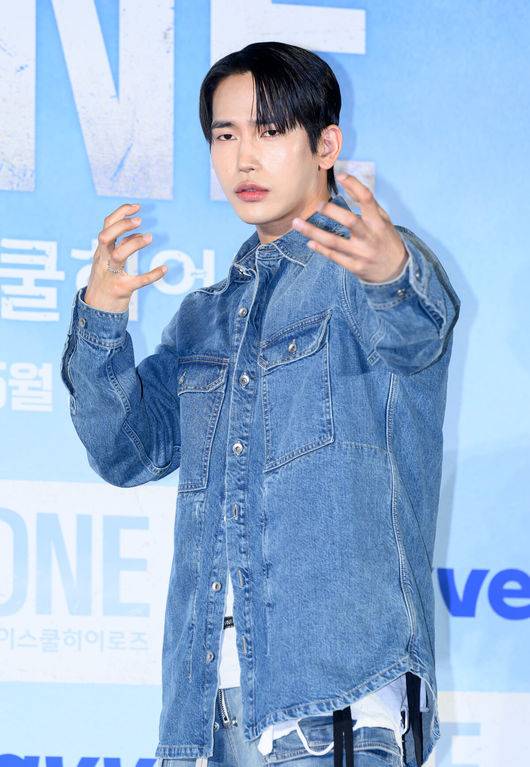 [OSEN=이대선 기자] 28일 서울 광진구 롯데시네마 건대입구에서 웨이브 오리지널 'ONE : 하이스쿨 히어로즈' 제작발표회가 열렸다.‘ONE :&nbsp;하이스쿨 히어로즈’는 아버지의 억압에 시달리던 전교&nbsp;1등 의겸(이정하)과 그의 천부적인 싸움 재능을 이용하려는 윤기(김도완)가 복면을 쓴&nbsp;‘하이스쿨 히어로즈’를 결성해 억눌린 분노를 폭발시켜 학교 폭력 서열을 뒤엎는 하이스쿨 액션 드라마다.배우 육준서가 포토타임을 하고 있다. 2025.05.28 /sunday@osen.co.kr