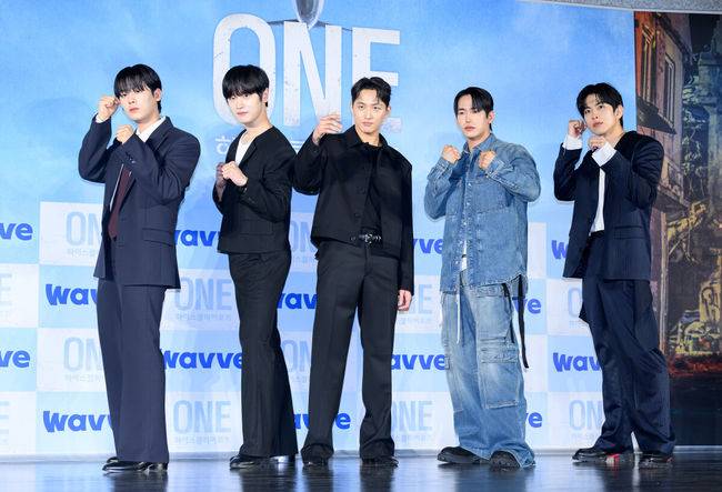 [OSEN=이대선 기자] 28일 서울 광진구 롯데시네마 건대입구에서 웨이브 오리지널 'ONE : 하이스쿨 히어로즈' 제작발표회가 열렸다.‘ONE :&nbsp;하이스쿨 히어로즈’는 아버지의 억압에 시달리던 전교&nbsp;1등 의겸(이정하)과 그의 천부적인 싸움 재능을 이용하려는 윤기(김도완)가 복면을 쓴&nbsp;‘하이스쿨 히어로즈’를 결성해 억눌린 분노를 폭발시켜 학교 폭력 서열을 뒤엎는 하이스쿨 액션 드라마다.배우 이정하, 김도완, 유희제, 육준서, 임성균이 포토타임을 하고 있다. 2025.05.28 /sunday@osen.co.kr