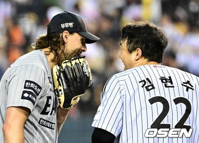 [OSEN=잠실, 지형준 기자] 29일 오후 서울 잠실구장에서 ‘2025 신한 SOL Bank KBO리그’ LG 트윈스와 한화 이글스의 경기가 열렸다.이날 LG는 손주영, 한화는 라이언 와이스를 선발투수로 내세웠다.4회말 수비를 마치고 한화 와이스와 LG 김현수가 이야기를 나누고 있다. 2025.05.29 /jpnews@osen.co.kr