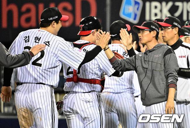 [OSEN=잠실, 지형준 기자] 프로야구 LG 트윈스가&nbsp;한화 이글스와 1~2위 맞대결에서 위닝시리즈에 성공했다.&nbsp;LG는 29일 잠실구장에서 열린 2025 KBO리그 한화와 시즌 8차전 맞대결에서 3-1로 승리했다. 선발투수 손주영이 7이닝 5피안타 1볼넷 6탈삼진 1실점으로 호투하며 시즌 6승째를 기록했다. 신인 김영우가 1이닝 데뷔 첫 세이브를 기록했다. 문보경이 동점 홈런, 김현수가 역전 결승타를 때렸다.&nbsp;한화 선발 와이스는 6이닝 6피안타 1피홈런 1볼넷 6탈삼진 1실점을 기록했다. 주현상이 1이닝 1실점으로 패전 투수가 됐다.경기를 마치고 LG 염경엽 감독이 김현수와 승리를 기뻐하고 있다. 2025.05.29 /jpnews@osen.co.kr