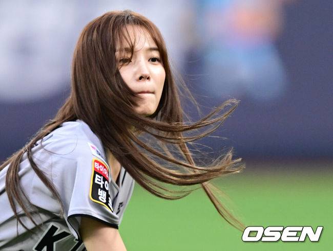 [OSEN=수원, 조은정 기자]20일 오후 수원 KT위즈파크에서 2025 신한 SOL Bank KBO리그 KT 위즈와 KIA 타이거즈의 경기가 열렸다.이날 홈팀 KT는 조이현을, 방문팀 KIA는 윤영철을 선발투수로 내세웠다.배우 윤소희가 시구를 하고 있다. 2025.05.20 /cej@osen.co.kr