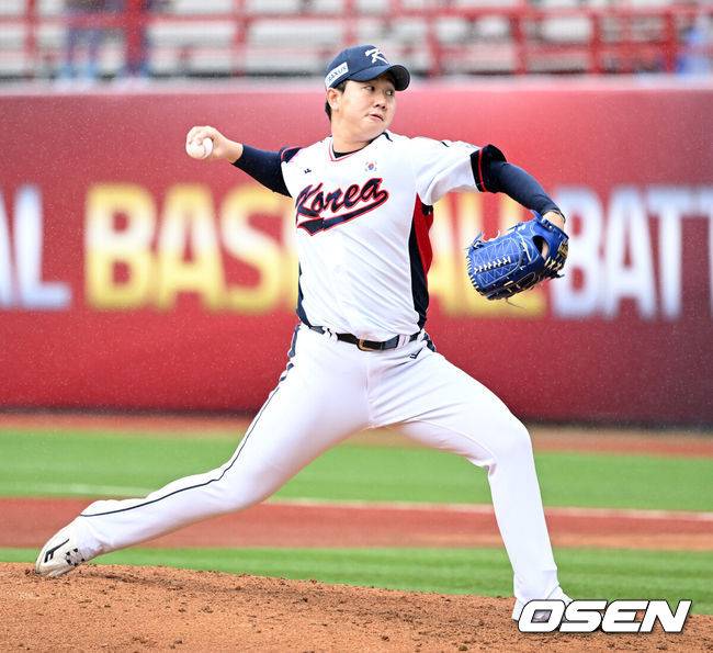 [OSEN=타이베이(대만), 이대선 기자] 18일 오후 대만 타이베이 티엔무야구장에서 세계야구소프트볼연맹(WBSC) 프리미어12 2024 B조 대한민국과 호주의 경기가 열렸다.대한민국은 5차전 선발투수로 고영표, 호주는 티모시 애서튼을 내세웠다.4회초 2사 1루에서 한국 유영찬이 역투하고 있다. 2024.11.18 /sunday@osen.co.kr