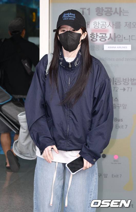 [OSEN=인천공항, 조은정 기자]배우 고윤정이 30일 인천국제공항을 통해 발리로 tvN 토일드라마 ‘언젠가는 슬기로울 전공의생활(이하 ‘언슬전')’ 포상휴가를 떠났다.'언슬전'은 생과 사가 공존하는 산부인과에서 인생의 시작과 끝을 마주하며 성장하는 청춘들의 이야기로 지난 18일 최종회에서 자체 최고 시청률을 기록하며 성공적으로 막을 내렸다.고윤정이 출국장으로 이동하며 포즈를 취하고 있다. 2025.05.30 /cej@osen.co.kr