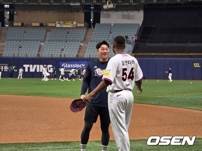 키움 히어로즈 라울 알칸타라와 두산 베어스 양석환. /OSEN DB