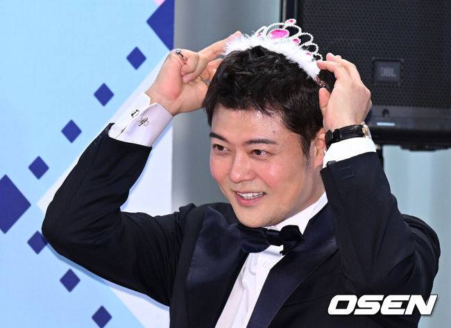 [OSEN=이대선 기자] 29일 오후 서울 상암 MBC 미디어센터에서 2022 MBC 방송연예대상 레드카펫 행사가 진행됐다.방송인 전현무가 레드카펫을 밟고 있다. 2022.12.29 /sunday@osen.co.kr