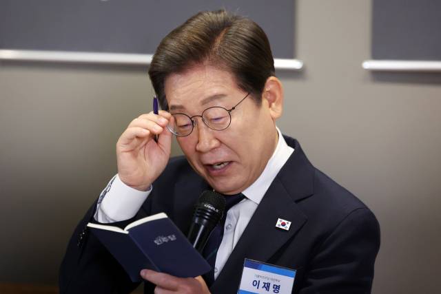 ▲더불어민주당 이재명 대선후보가 29일 서울 성동구 메리히어에서 열린 '혁신성장의 씨앗, 스타트업 레벨업!' 간담회에서 수첩의 내용을 보고 있다. ⓒ연합뉴스