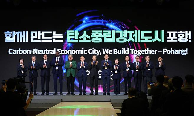 5월14일 경북 포항시 라한호텔 포항에서 개막한 ‘세계녹색성장포럼 2025’에 참석한 이명박 전 대통령과 이강덕 포항시장 등 주요 참석자들이 기념 촬영을 하고 있다. 포항시 제공