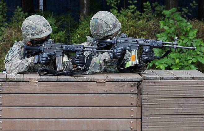 육군 장병들이 경계 진지에서 전방을 주시하고 있다. 세계일보 자료사진