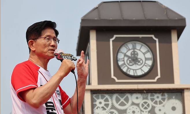 국민의힘 김문수 대선 후보가 30일 경기 가평군청평시계탑 광장에서 열린 유세에서 시민들에게 지지를 호소하고 있다. 연합뉴스