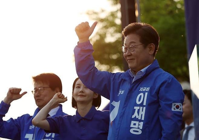 이재명 더불어민주당 대선후보가 30일 오후 충북 충주시 충주체육관 시계탑광장에서 열린 유세에서 시민들에게 인사하고 있다.&nbsp; &nbsp; 뉴시스