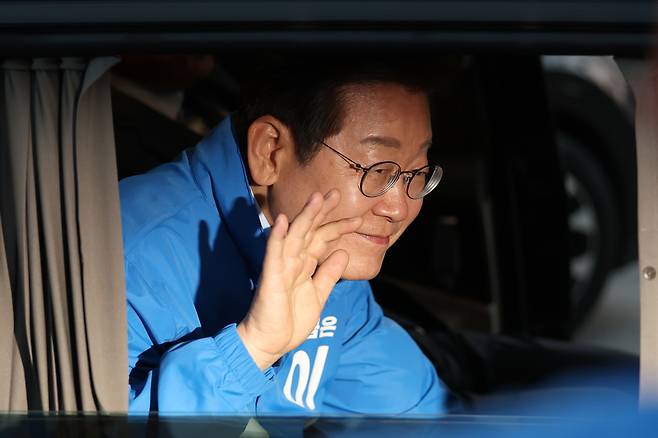 이재명 더불어민주당 대선후보가 30일 오후 충북 충주시 충주체육관 시계탑광장에서 열린 유세를 마치고 차를 타고 이동하며 시민들에게 인사하고 있다.&nbsp; &nbsp;뉴시스