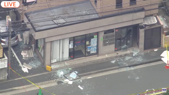 27일 오전 9시 30분쯤 도쿄 에도가와구 히가시카사이의 신축 주택 공사 현장에서 대형 폭발이 발생했다. 이 폭발로 주변 주택과 상점 38동의 창문과 벽이 파손되는 등 광범위한 피해가 발생했다. 테레비아사히 캡처