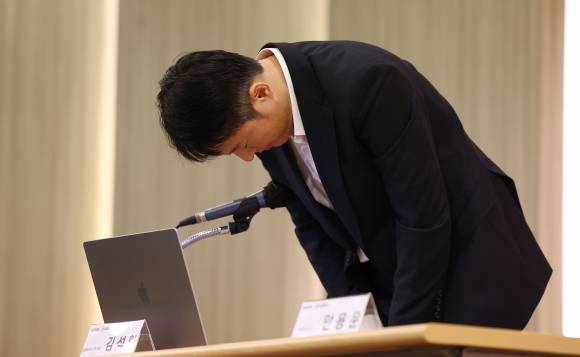 위믹스 해킹 피해 사건 사과하는 김석환 대표 - 김석환 위믹스 PTE.LTD 대표가 지난달 17일 경기도 성남 분당구 판교 한컴타워에서 열린 위믹스 가상화폐 해킹 피해 관련 긴급 간담회에서 고개 숙여 사과하고 있다. 연합뉴스