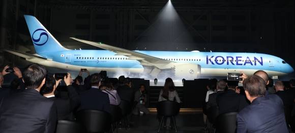 지난 3월 서울 강서구 대한항공 격납고에서 열린 ‘라이징 나이트’ 행사에서 새 기업이미지(CI)를 입힌 보잉 787-10 항공기가 공개되고 있다. 뉴스1