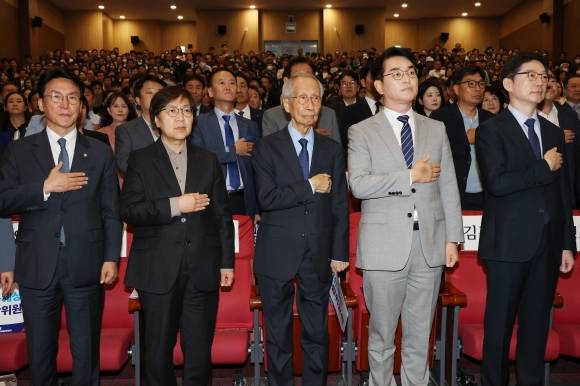 11일 오후 서울 여의도 국회 의원회관에서 열린 더불어민주당 이재명 대통령 후보 직속위원회 사람사는세상 국민화합위원회 정책협약식에서 윤여준 상임 총괄선대위원장과 박용진 사람사는세상 국민화합위원장 등이 국민의례를 하고 있다. 뉴스1