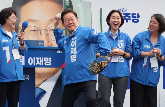 이재명 더불어민주당 대선 후보가 대선 사전투표 첫날인 29일 서울 송파구 잠실야구장 앞에서 기호가 그려진 야구공을 던지는 퍼포먼스를 하며 지지를 호소하고 있다. 오승현 기자