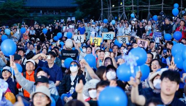 이재명 더불어민주당 대선 후보가 제21대 대통령선거 사전투표 첫날인 29일 오후 서울 관악산으뜸공원에서 유세하는 가운데 지지자들이 파란 풍선을 들고 있다. 뉴스1