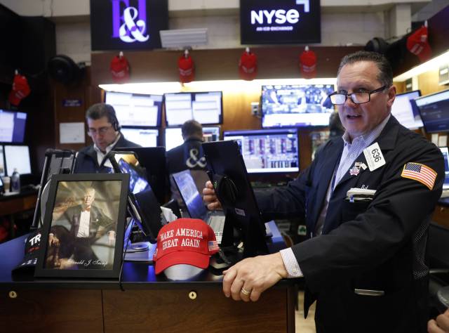 미국 뉴욕증권거래소에서 트레이더들이 업무를 보고 있다. 연합뉴스