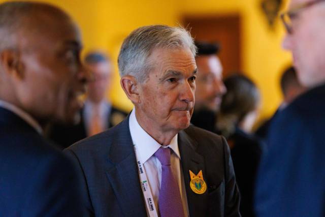 제롬 파월 연방준비제도 의장이 지난 20일(현지 시간) 캐나다 앨버타주 밴프에서 열린 주요7개국(G7) 재무장관 및 중앙은행장 회의에서 다른 참석자들과 함께 어울리고 있다.AFP연합뉴스