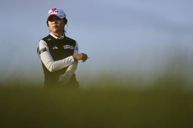 황유민이 30일 US 여자오픈 1라운드에서 9번 홀 티샷 순서를 기다리고 있다. AP연합뉴스