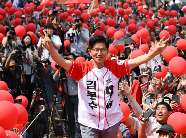 김문수 국민의힘 대선 후보가 30일 충북 충주시 젊음의 거리에서 열린 유세에서 지지를 호소하고 있다. 충주=성형주 기자