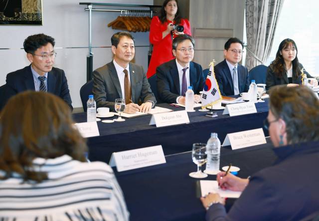 안덕근 산업통상자원부 장관이 30일 서울 중구 롯데호텔에서 브루스 웨스터먼 미국 하원 천연자원위원회 위원장을 비롯한 위원회 소속 의원단과 면담하고 있다. 사진 제공=산업부