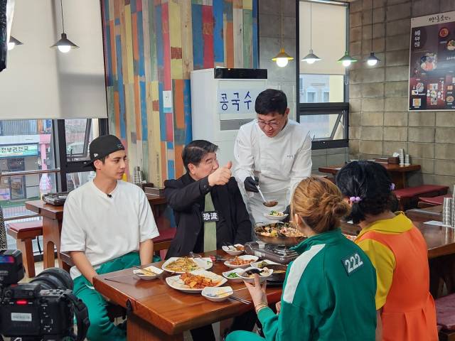 식상완가 경기도 특집편에 조원용 경기관광공사 사장이 출연해 출연진들에게 도내 맛집을 안내하고 있다. 사진 제공 = 경기관광공사