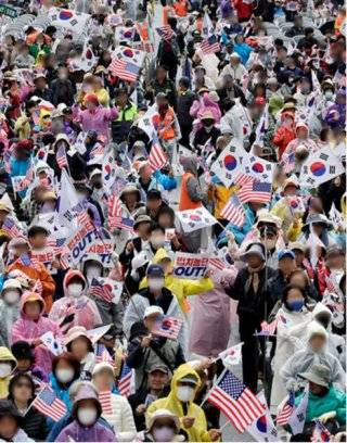 자유통일당이 5월 3일 서울 광화문에서 ‘반국가세력법치농단OUT’ 집회를 열고 윤석열 전 대통령 탄핵 무효 등을 촉구하고 있다. 뉴시스&nbsp;