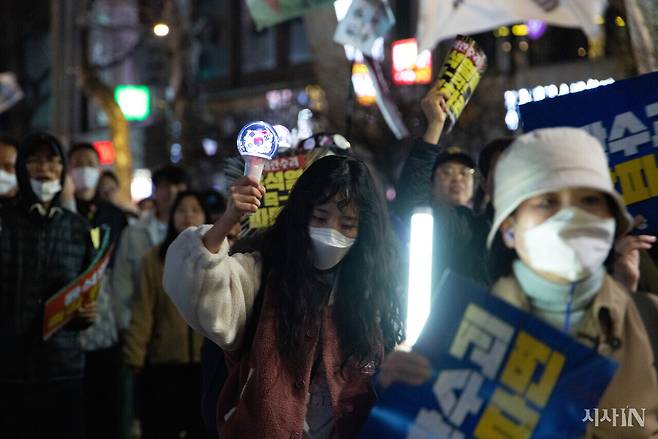 3월22일 서울 광화문에서 열린 탄핵 촉구 집회를 마친 후 헌법재판소 방향으로 행진하는 시민들. ⓒ시사IN 신선영