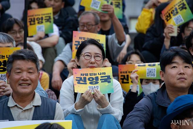 5월12일 저녁 서울 종로구 세종문화회관 앞에서 열린 권영국 민주노동당 대선후보의 ‘수도권 집중유세 노동선대본 발대식’에 참여한 지지자들. ⓒ시사IN 신선영