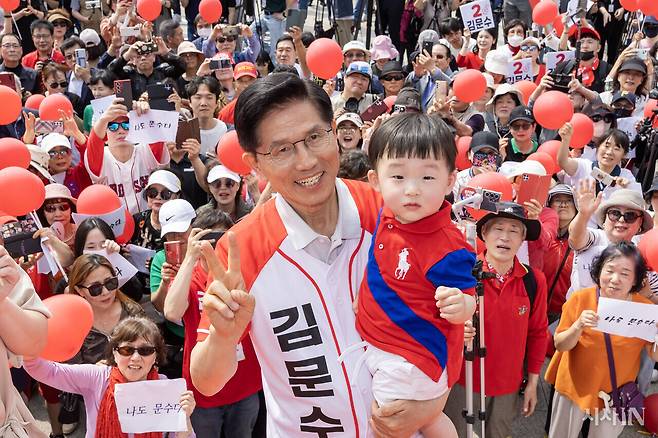 김문수 국민의힘 대선 후보가 5월21일 경기 김포시 유세에서 아이를 안고 포즈를 취하고 있다. ⓒ시사IN 박미소