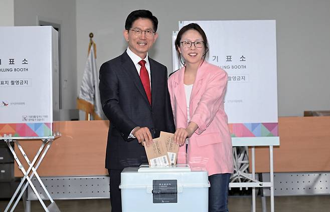 김문수 국민의힘 후보가 제21대 대통령선거 사전투표 첫날인 5월29일 서울 서대문구 신촌동 사전투표소를 찾아 투표하고 있다. ⓒ시사저널 박은숙