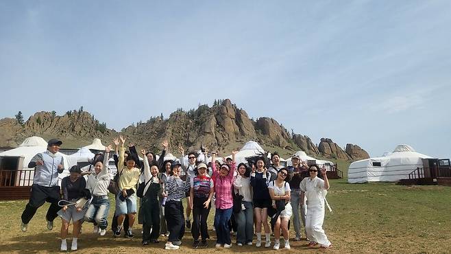 &nbsp; 국경을 넘어 글로벌 역량 강화를 위해&nbsp;몽골 울란바트로를 방한한 경주 선덕여중생들이 체험장에서 기념촬영을 하고 있다. ⓒ경주 선덕여중