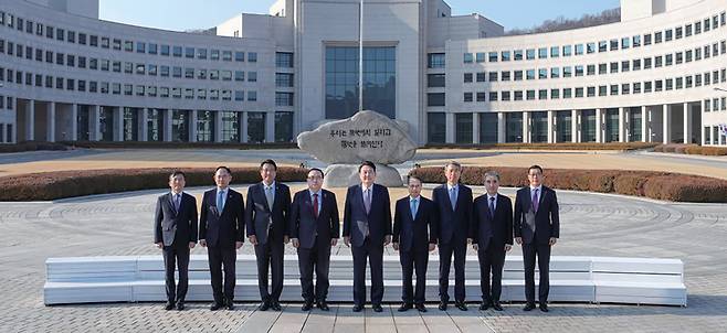 2023년 2월24일 윤석열 대통령(가운데)이 국가정보원에서 열린 업무보고에 앞서 김규현 국정원장, 김성한 안보실장 등과 기념촬영하고 있다. 2023년 국가정보원의 새 원훈으로 창설 당시에 지어졌던 '우리는 음지에서 일하고 양지를 지향한다'를 채택했다. ⓒ뉴시스