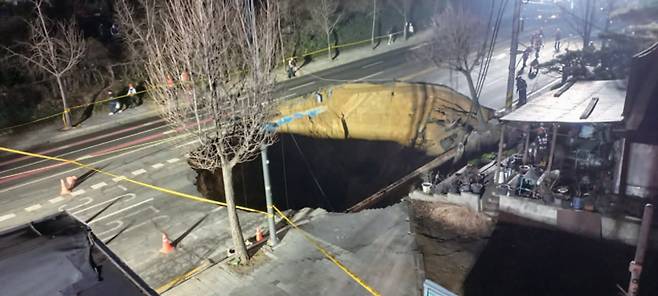 3월24일 발생한 서울시 강동구 명일동 싱크홀 사고 현장 ⓒ독자 제공