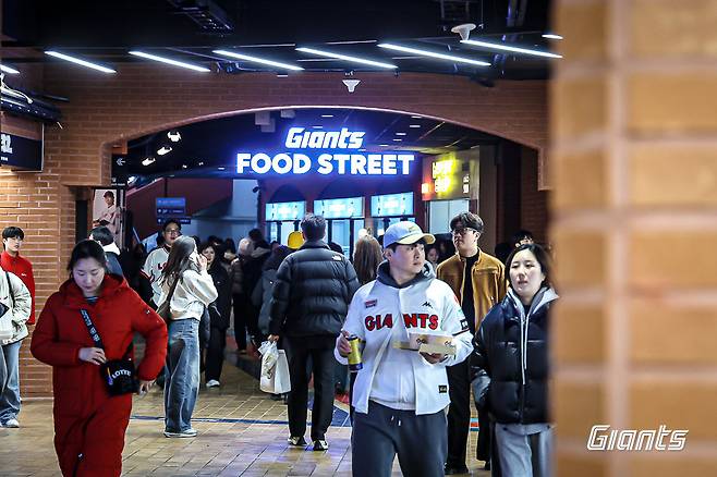 롯데가 올해 사직구장의 식당가 ‘자이언츠 푸드 스트리트’를 새롭게 단장했다. 사진제공｜롯데 자이언츠