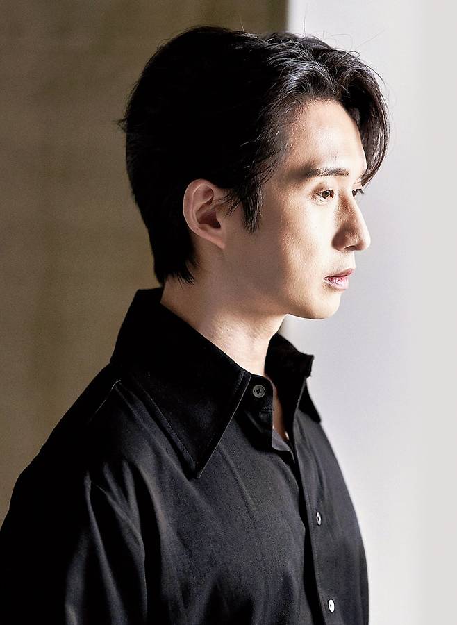 JTBC 드라마 ‘천국보다 아름다운’의 목사 고은호 역으로 출연한 배우 류덕환. 씨엘엔컴퍼니 제공