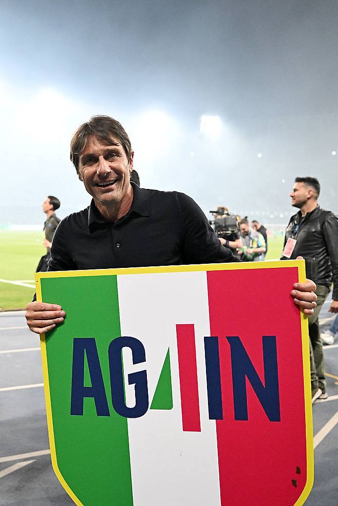 안토니오 콘테 나폴리 감독이 지난 24일 세리에A 우승 달성 후 ‘어게인’이 새겨진 우승 ㄱ;냠 방패를 들고 기뻐하고 있다. Getty Images코리아