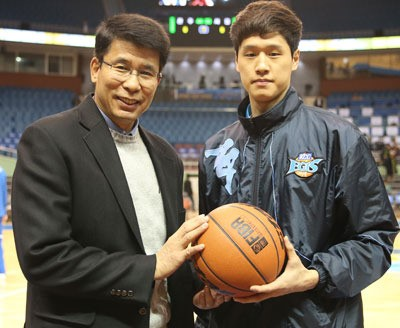 장윤창과 아들 장민국. KBL 제공
