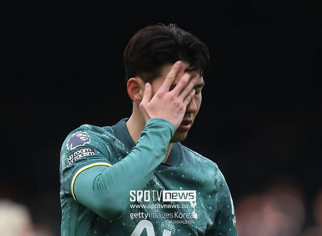 ▲ 유럽 선수들에게 사우디아라비아라는 선택지를 제공한 호날두는 최근 이적을 예고했다. 손흥민이 후보로 떠올랐다. 현재 사우디아라비아는 손흥민 외에도 브루노 페르난데스에게 1억 파운드의 이적료와 2억 파운드의 연봉을 제시했다. 손흥민도 비슷한 규모의 이적료와 연봉 안을 제안받을 가능성이 크다.