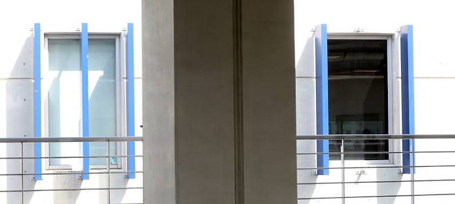 ▲ 29일 창원NC파크 3루 매점 인근 알루미늄 소재 구조물 루버가 추락하면서 관중 3명이 다치는 불상사가 생겼다. 이들 중 머리를 크게 다친 20대 여성 A씨는 31일 오전 끝내 숨을 거뒀다. ⓒ연합뉴스