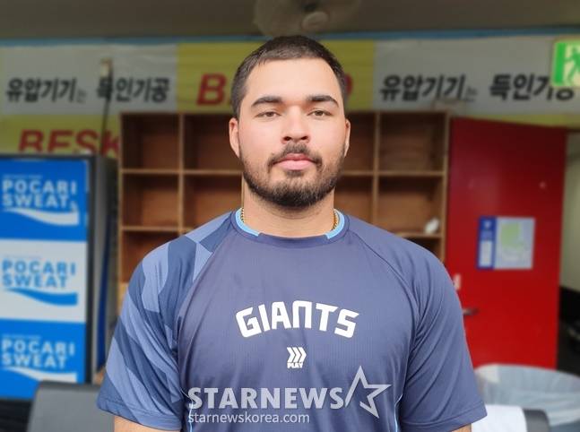 롯데 알렉 감보아가 스타뉴스와 인터뷰를 하고 있다. /사진=양정웅 기자